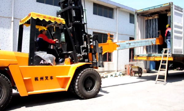 杭州叉車(chē)|玻璃行業(yè)，叉車(chē)串桿屬具卸貨實(shí)拍案例