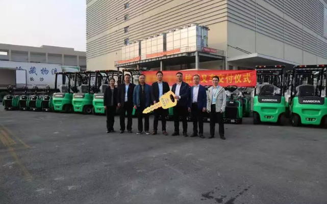 【強(qiáng)勢】杭叉集團(tuán)交付湖南某大型冷庫58臺鋰電池叉車！
