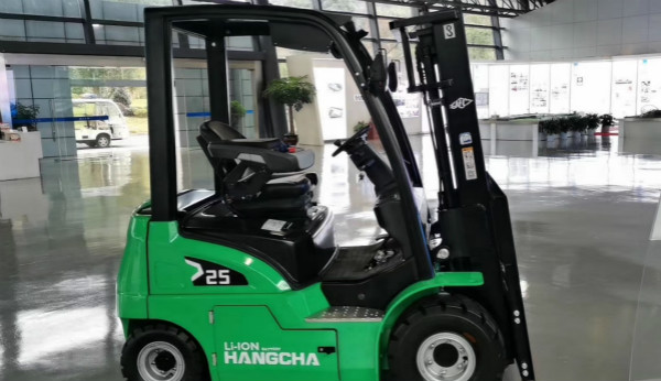 電動(dòng)叉車買鋰電的還是鉛酸的？當(dāng)然是鋰電的！
