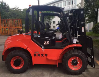 大氣威猛！杭叉四驅(qū)越野叉車(chē)攜手中石油“走出去”